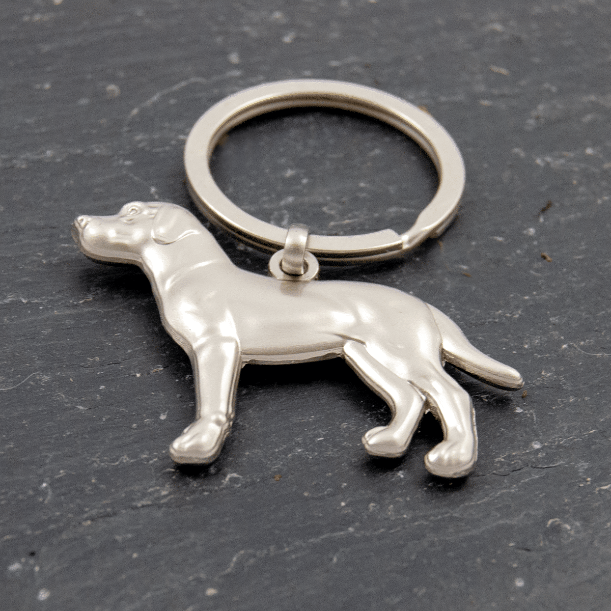 Stilren nyckelring med en hund i gjuten metall