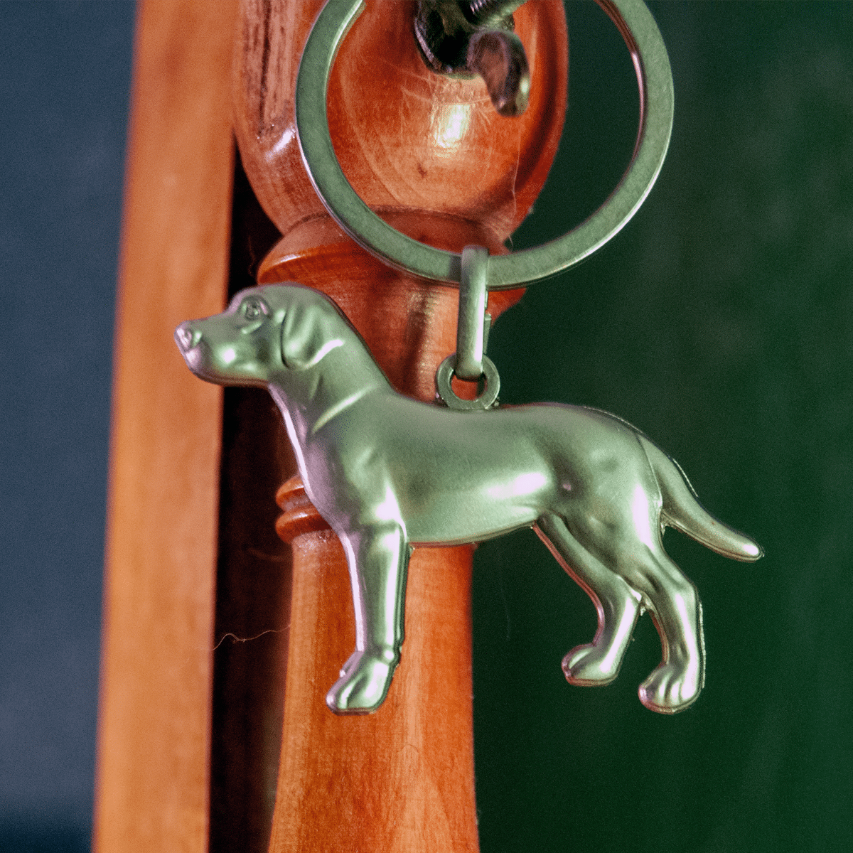 Elegant nyckelring i metall med en hund