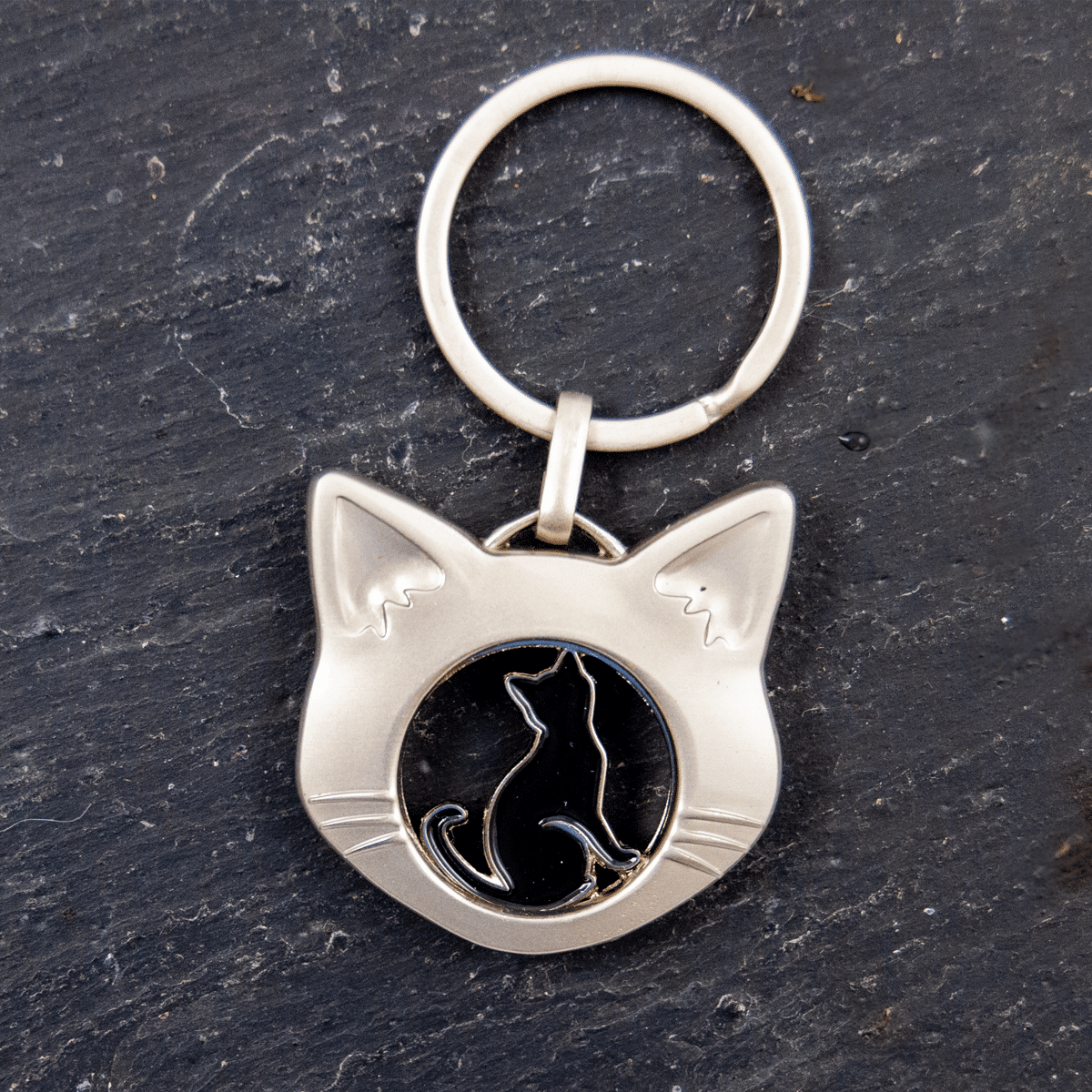 Stilfull nyckelring i metall med en katt